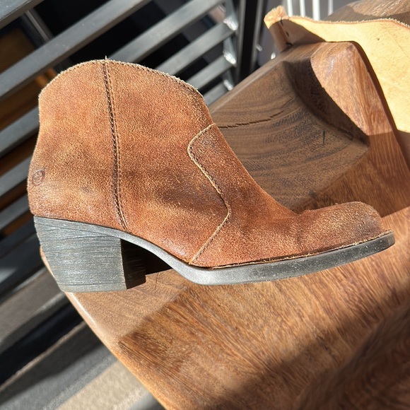 Born genuine leather bootie, rubber sole size 8 - Picture 7 of 14